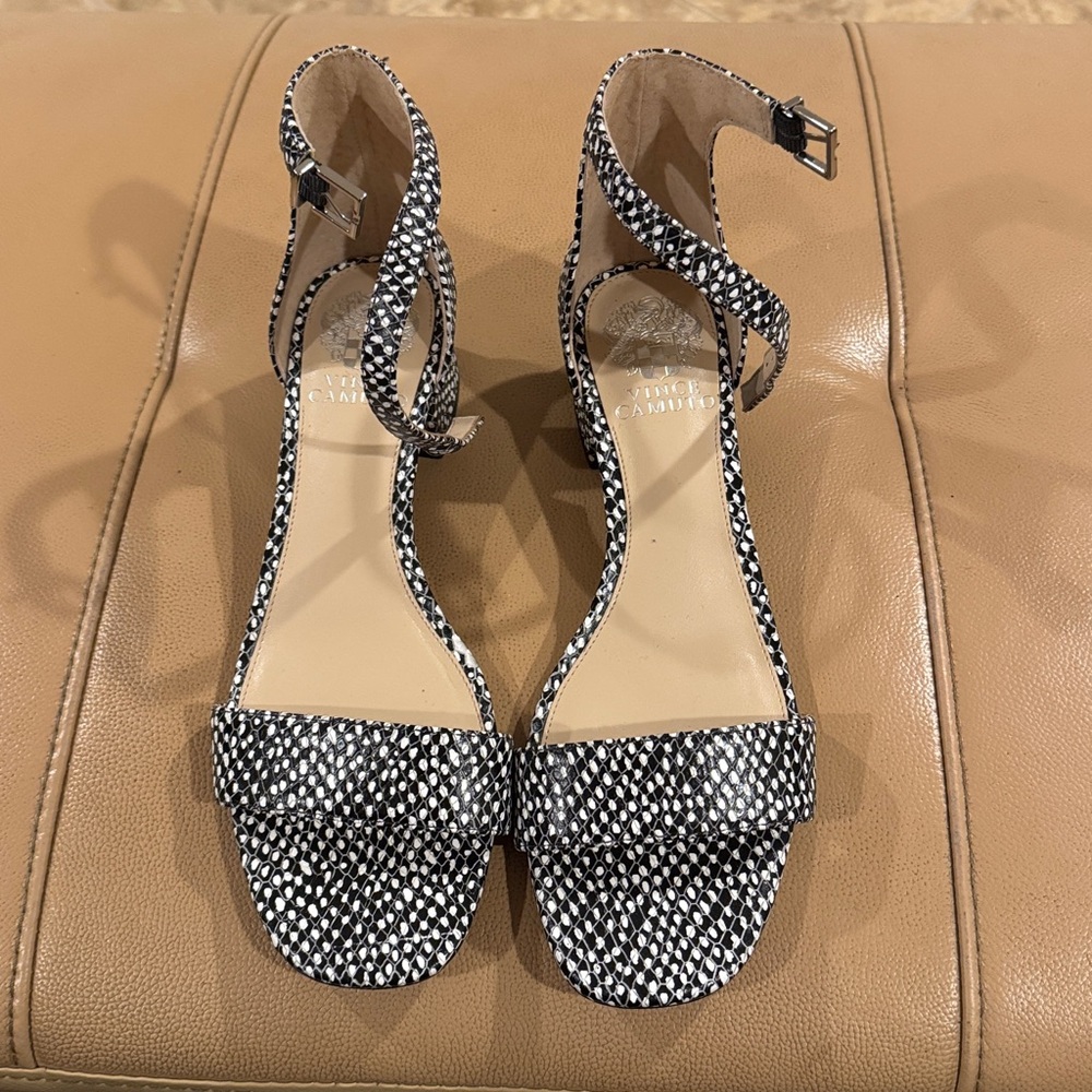 BNWT VINCE CAMUTO Black and White Strappy Sandals